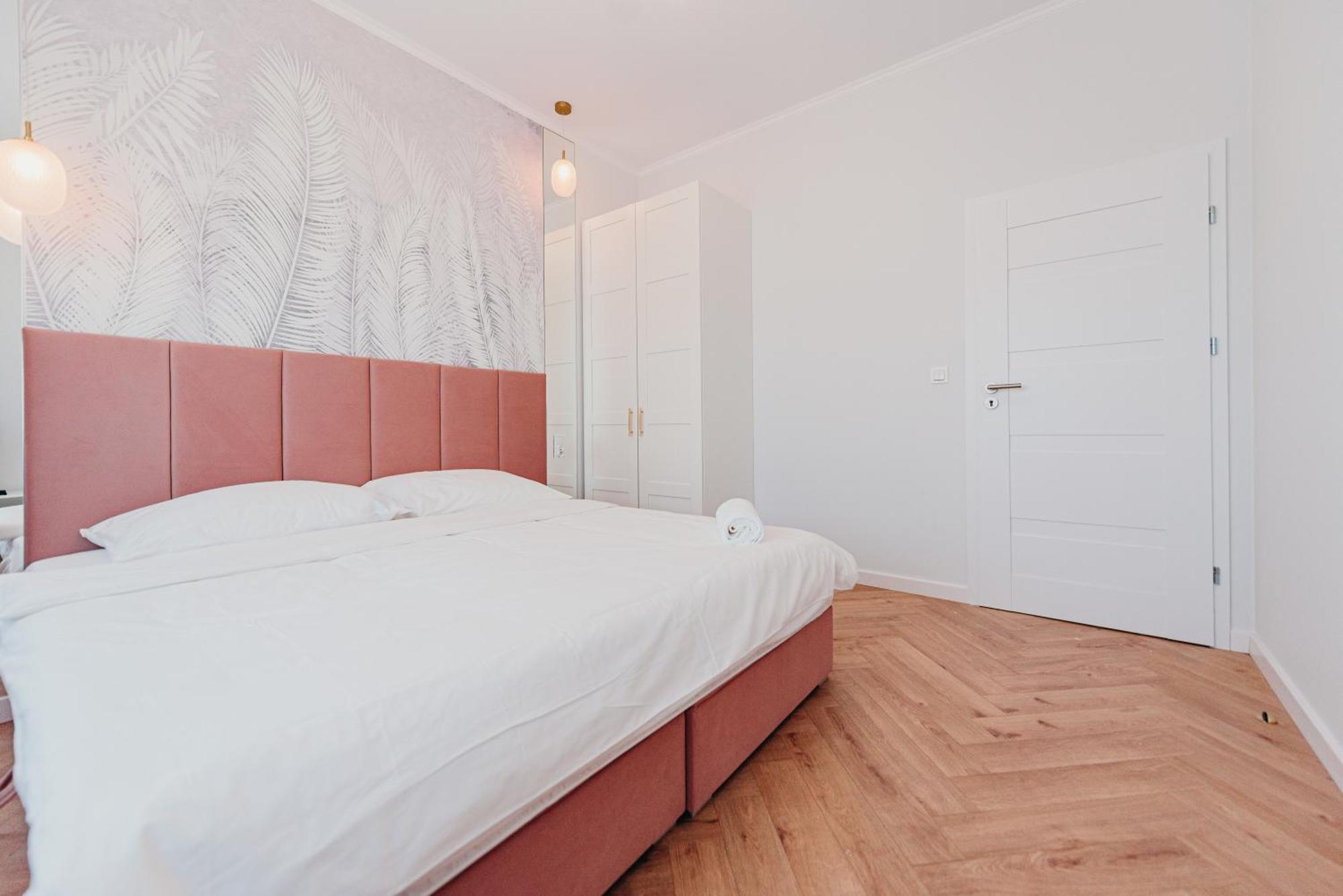3 Bedrooms Premium Bella Rosa For 8 Guests With Ac And Underground Parking Rzeszow Exterior photo