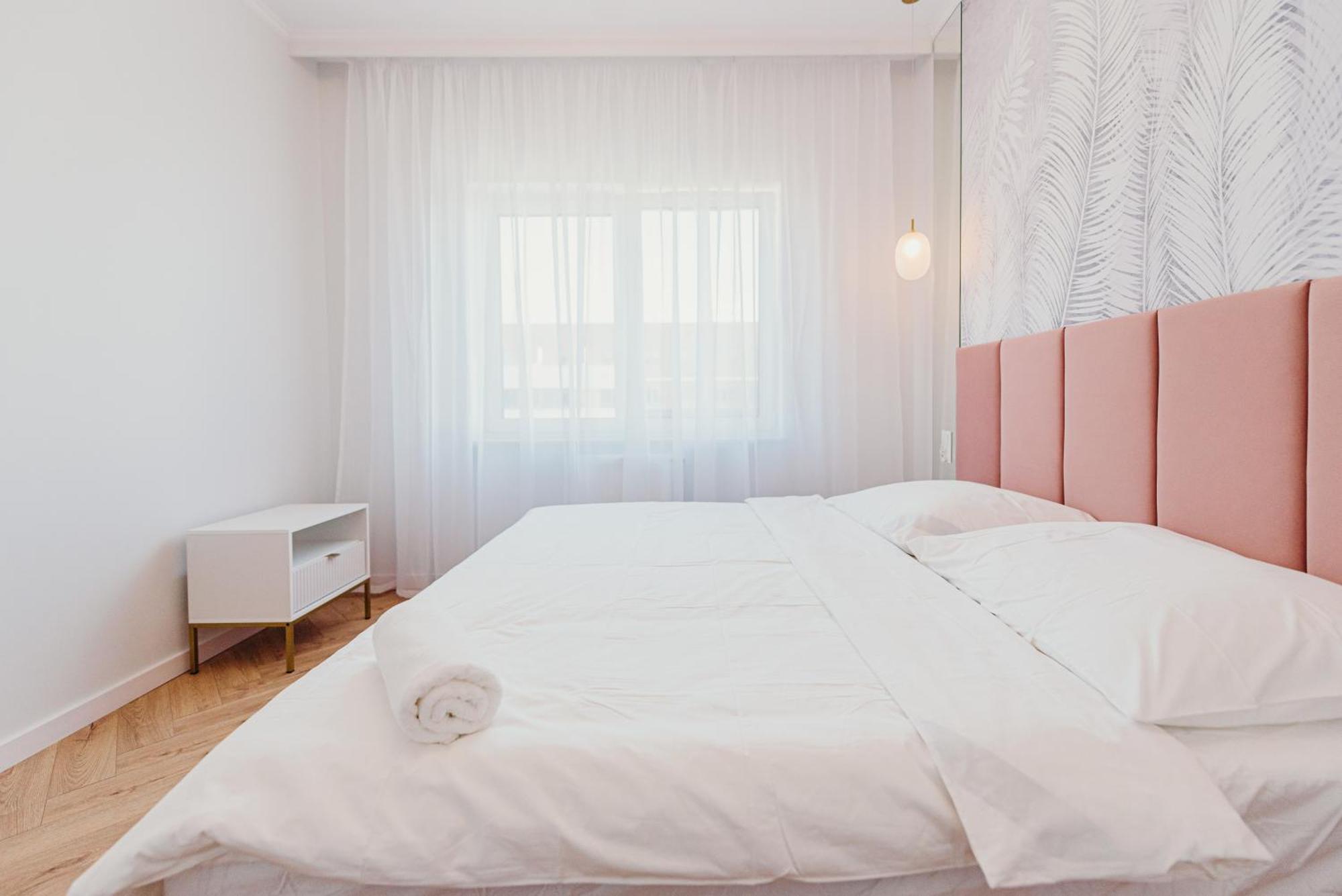 3 Bedrooms Premium Bella Rosa For 8 Guests With Ac And Underground Parking Rzeszow Exterior photo